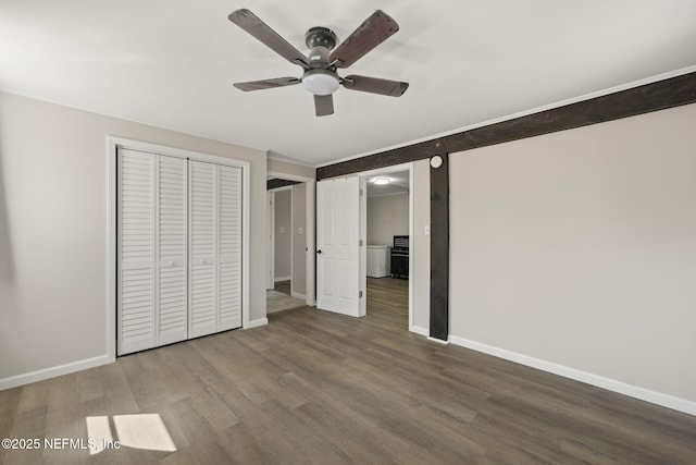 unfurnished bedroom featuring ceiling fan, a closet, baseboards, and wood finished floors