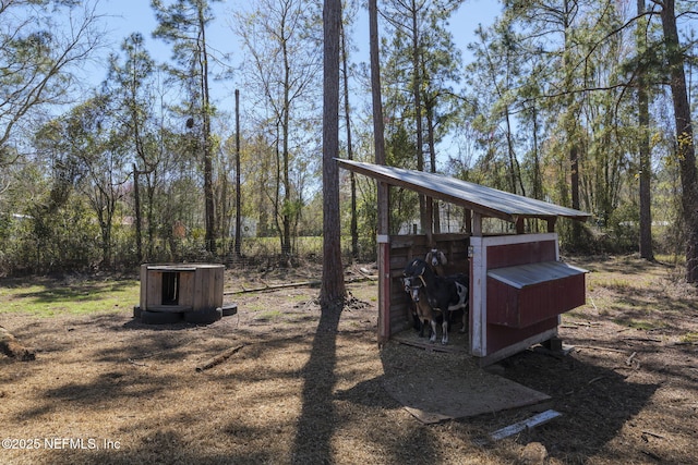 view of yard featuring an outdoor structure