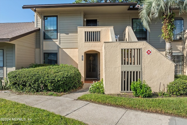 townhome / multi-family property with stucco siding and a balcony