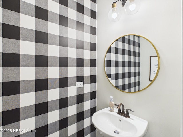 bathroom featuring a sink