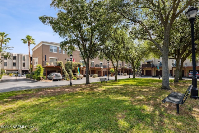 view of property's community featuring a lawn