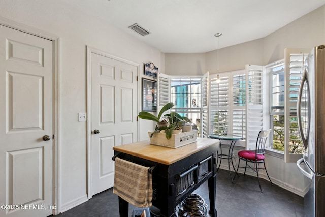 office featuring visible vents and baseboards