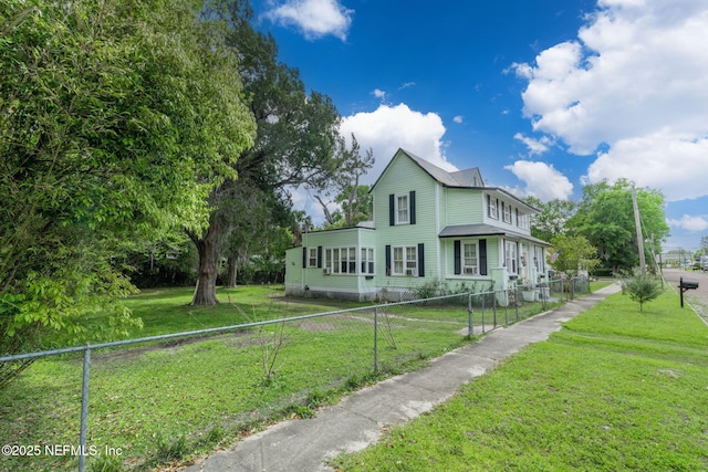 346 N Cherry St, Starke, FL 32091 - view of front facade featuring a front yard and fence private yard