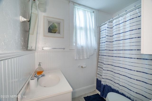 346 N Cherry St, Starke, FL 32091 - full bathroom featuring a wainscoted wall, toilet, a shower with curtain, and vanity