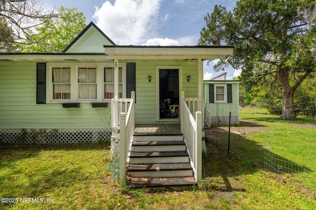 346 N Cherry St, Starke, FL 32091 - view of front facade featuring fence and a front lawn