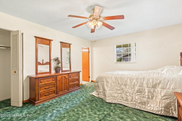 carpeted bedroom featuring a ceiling fan and a textured ceiling