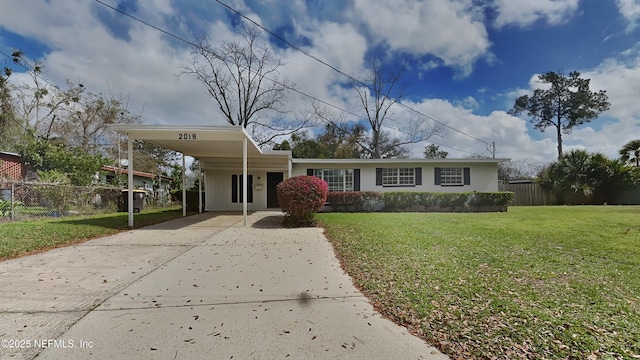 view of front of home with an attached carport, concrete driveway, fence, and a front lawn