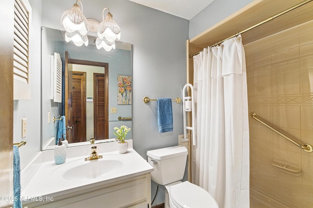 full bathroom featuring a tile shower, vanity, a notable chandelier, and toilet