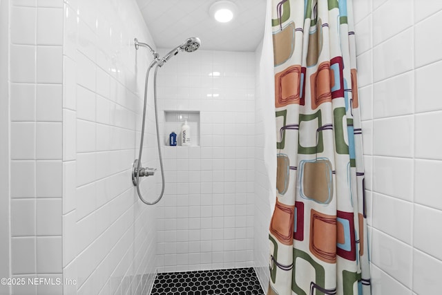 bathroom featuring a tile shower