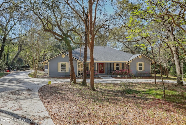 ranch-style home featuring driveway