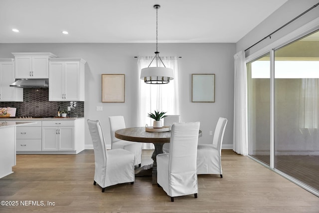 dining area with recessed lighting, light wood-style flooring, and baseboards