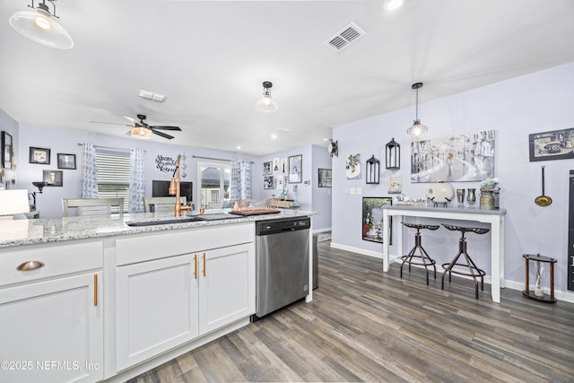 kitchen featuring visible vents, white cabinetry, dishwasher, ceiling fan, and dark wood-style flooring