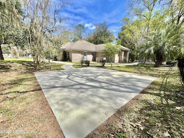 view of front of home featuring a front lawn