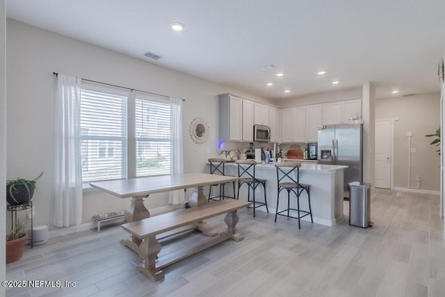 dining area featuring recessed lighting, visible vents, light wood finished floors, and baseboards