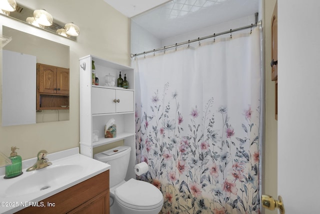 bathroom with a shower with curtain, toilet, and vanity