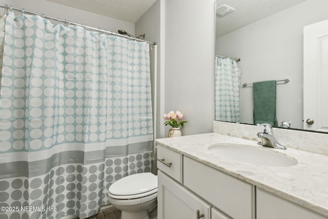 full bath with visible vents, toilet, curtained shower, a textured ceiling, and vanity