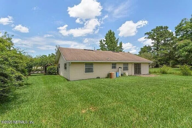 back of house featuring a lawn