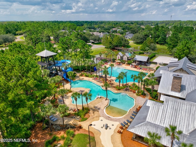bird's eye view featuring a wooded view