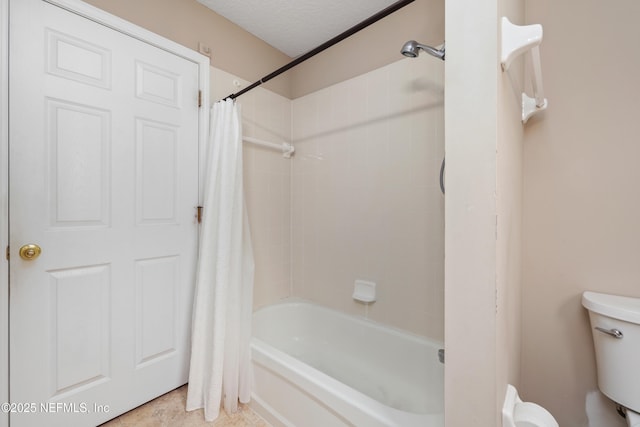full bathroom featuring shower / bathtub combination with curtain, a textured ceiling, and toilet