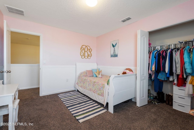 3214 Little Fawn Ln, Green Cove Springs, FL 32043 - carpeted bedroom with a closet, visible vents, and a textured ceiling