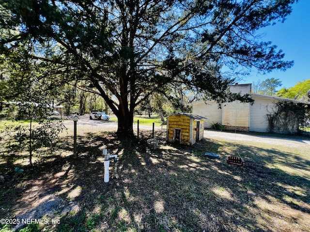 view of yard with an outdoor structure