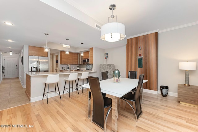 525 3rd St N Unit 210, Jacksonville Beach, FL 32250 - dining area with baseboards, visible vents, recessed lighting, ornamental molding, and light wood-style floors
