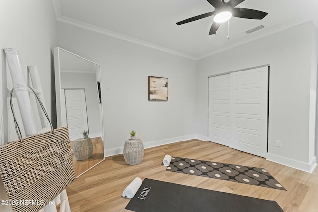 85172 Southern Creek Blvd, Fernandina Beach, FL 32034 - workout room with visible vents, ornamental molding, baseboards, and a ceiling fan