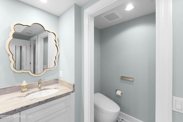bathroom featuring visible vents, recessed lighting, toilet, and vanity