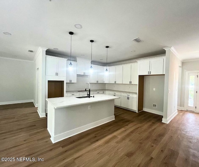 85084 Southern Creek Blvd, Fernandina Beach, FL 32034 - kitchen featuring crown molding, a sink, white cabinetry, visible vents, and a center island with sink