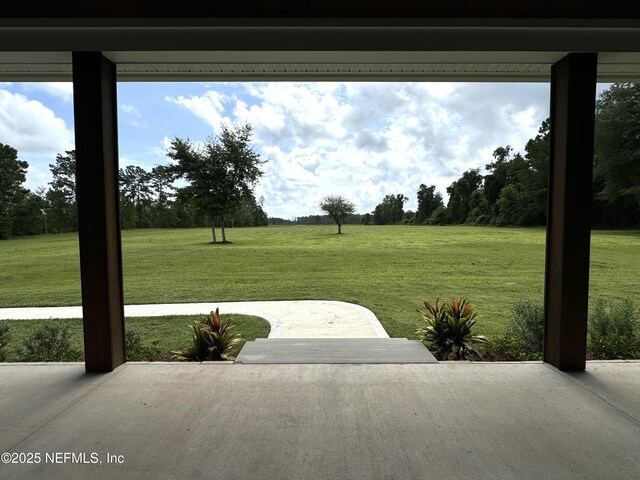 view of yard featuring a patio