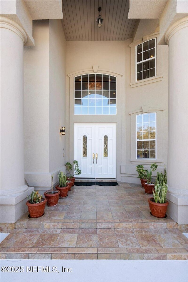 view of exterior entry featuring stucco siding
