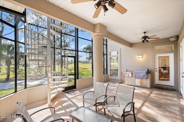 sunroom with ceiling fan