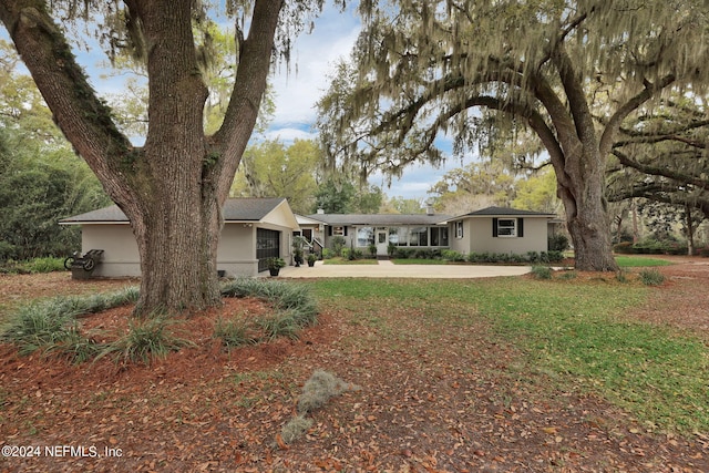 3079 Anderson Rd, Green Cove Springs, FL 32043 - view of front of house with driveway and a front lawn