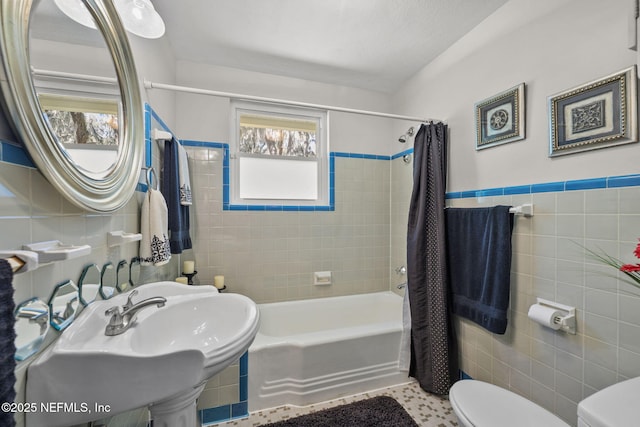 3079 Anderson Rd, Green Cove Springs, FL 32043 - full bathroom featuring a sink, toilet, tile walls, and shower / tub combo