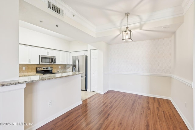 10435 Midtown Pkwy Unit 448, Jacksonville, FL 32246 - kitchen featuring visible vents, white cabinetry, wood finished floors, and stainless steel appliances