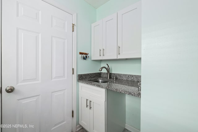 view of indoor wet bar
