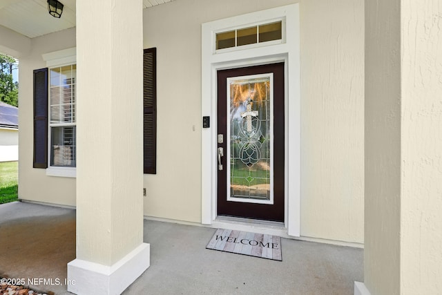 view of exterior entry with stucco siding