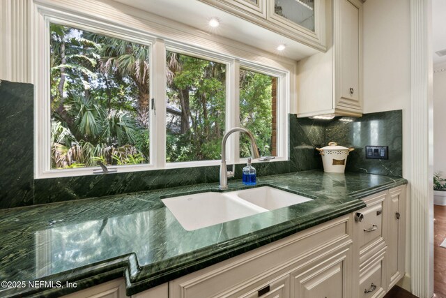 6260 Highlands Ct, Ponte Vedra Beach, FL 32082 - kitchen featuring a sink, backsplash, and dark stone counters