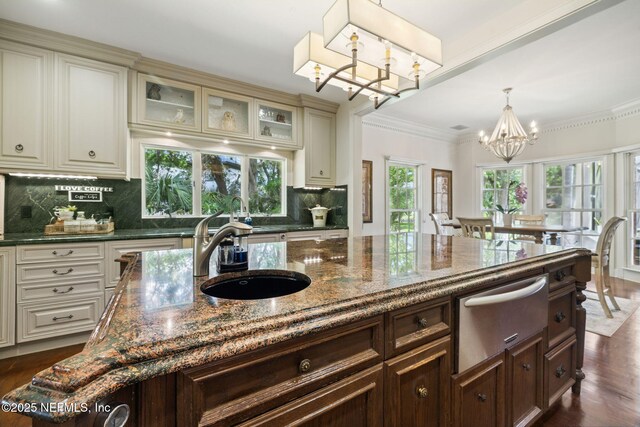 6260 Highlands Ct, Ponte Vedra Beach, FL 32082 - kitchen with a chandelier, a warming drawer, a sink, a center island with sink, and backsplash