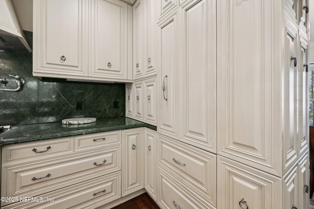 6260 Highlands Ct, Ponte Vedra Beach, FL 32082 - kitchen featuring backsplash and dark stone counters