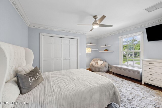 6260 Highlands Ct, Ponte Vedra Beach, FL 32082 - bedroom featuring ornamental molding, dark wood finished floors, a closet, and a ceiling fan