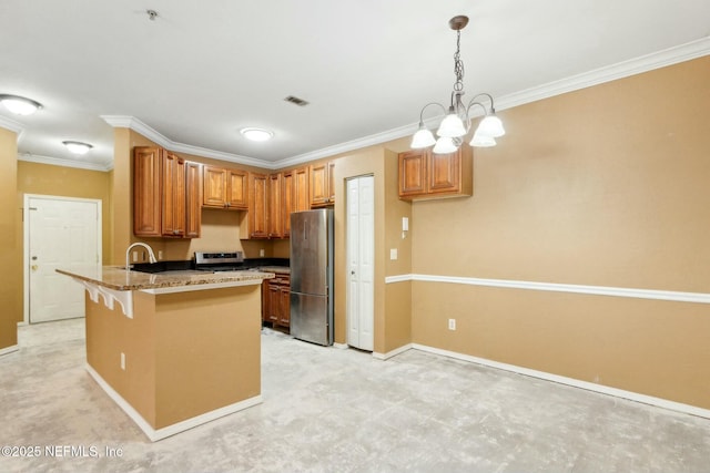 kitchen featuring crown molding, a sink, stone counters, freestanding refrigerator, and a peninsula