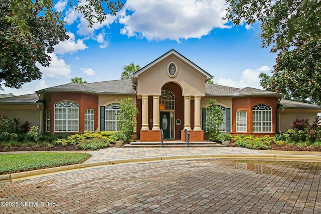 view of front facade featuring stucco siding