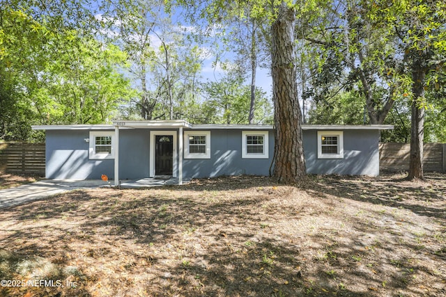 6013 Edgefield Dr, Jacksonville, FL 32205 - view of front facade featuring stucco siding and fence