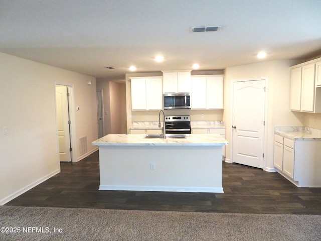 3282 Little Fawn Ln, Green Cove Springs, FL 32043 - kitchen featuring a sink, stainless steel appliances, a kitchen island with sink, visible vents, and recessed lighting
