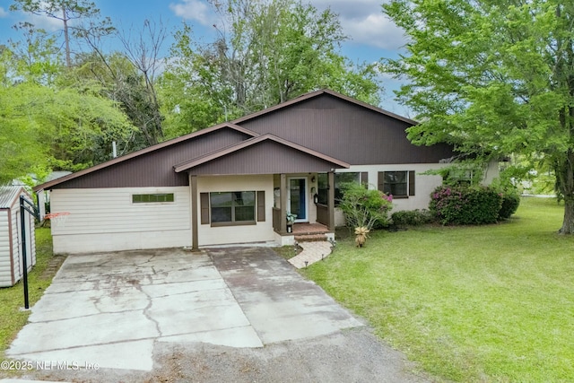 view of front of home featuring driveway and a front lawn