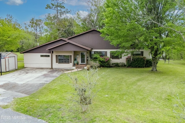 view of front facade with a front yard