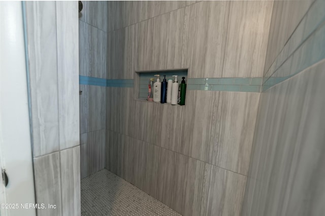 bathroom featuring tiled shower