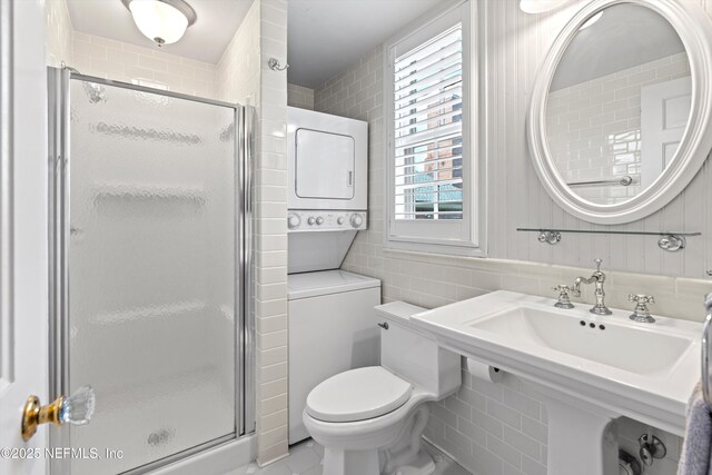 819 Lasalle St Unit 819, Jacksonville, FL 32207 - full bath featuring tile walls, toilet, backsplash, and a shower stall