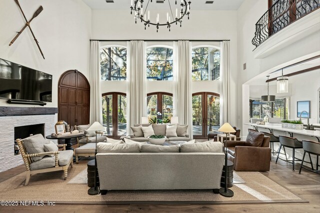 113 Cutter Ct, Ponte Vedra Beach, FL 32082 - living room with a wealth of natural light, a notable chandelier, and a towering ceiling